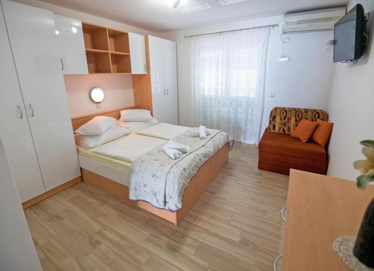 Apartments Bene Banjol Exterior photo