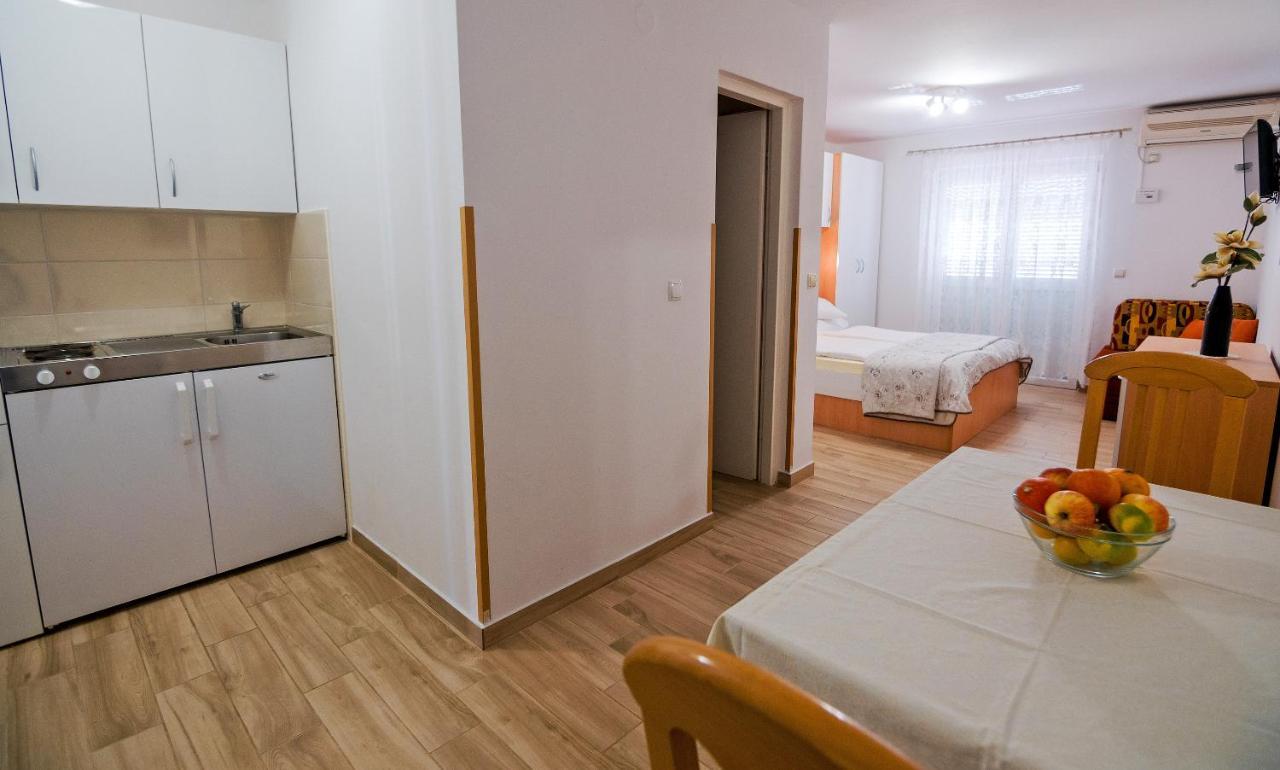 Apartments Bene Banjol Exterior photo
