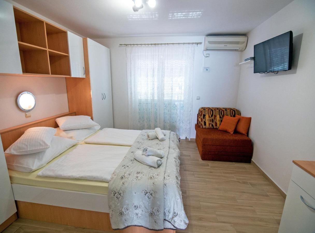 Apartments Bene Banjol Exterior photo